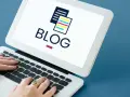 Mani che digitano su un laptop con la parola "BLOG" e un'icona di documenti stilizzati. Scopri il blog personale significato.