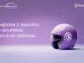 Casco viola con logo "R" e testo "Registra il marchio: la sicurezza non è un optional." per la brand safety.