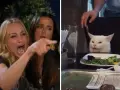 Meme di internet: donna urla contro un gatto bianco seduto a tavola con un'insalata.