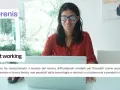 Donna sorridente al computer, simbolo di smart working e del nuovo significato di lavoro da remoto.