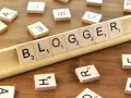 Le tessere del gioco compongono la parola "BLOGGER", definendo il significato di chi condivide pensieri e esperienze online.