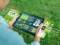Schermo di un tablet con grafici ESG e AI, che illustra il significato di innovazione sostenibile e tecnologica.