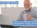 Un uomo sorride con una tazza, diventato meme. Il testo parla di cosa sono diventato meme e psicologia culturale.