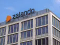 Edificio moderno con logo Zalando. Il fatturato dell'azienda è in crescita, riflettendo il successo del suo modello di business.