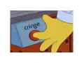 Mano gialla preme il pulsante "cringe". Un classico meme per descrivere momenti imbarazzanti.