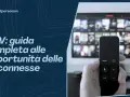 Guida completa al CTV, significato e opportunità delle tv connesse. Telecomando in mano davanti a uno schermo pieno di contenuti.