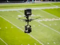 Skycam Wildcat, una telecamera volante, cattura ogni azione sul campo, dimostrando la tecnologia nello sport.