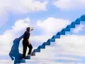 Un uomo in nero sale una scala blu verso il cielo, un'immagine che evoca le riflessioni su "The Truman Show" e la ricerca della verità.