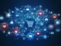 Rete di icone digitali con carrello al centro, che illustra i vantaggi e-commerce: acquisti, pagamenti sicuri, spedizioni e connessioni globali.