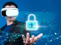 Uomo con visore VR, un lucchetto digitale e una mappa del mondo. La realtà virtuale sesso è un concetto futuristico.