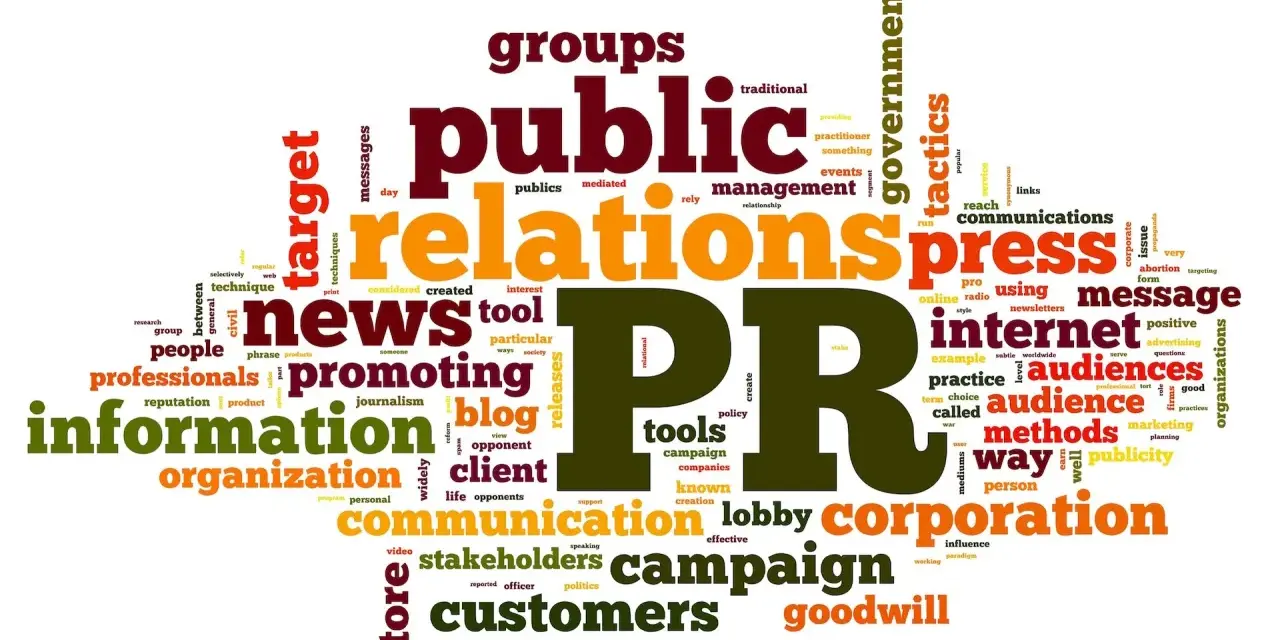 La nuvola di parole illustra il significato di PR, con termini come "pubbliche relazioni", "comunicazione", "campagna", "messaggio", "internet", "audience" e "clienti".