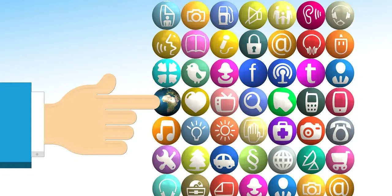 Un dito punta verso la Terra, simboleggiando la scelta di un **media buyer** tra innumerevoli icone di app e servizi digitali.