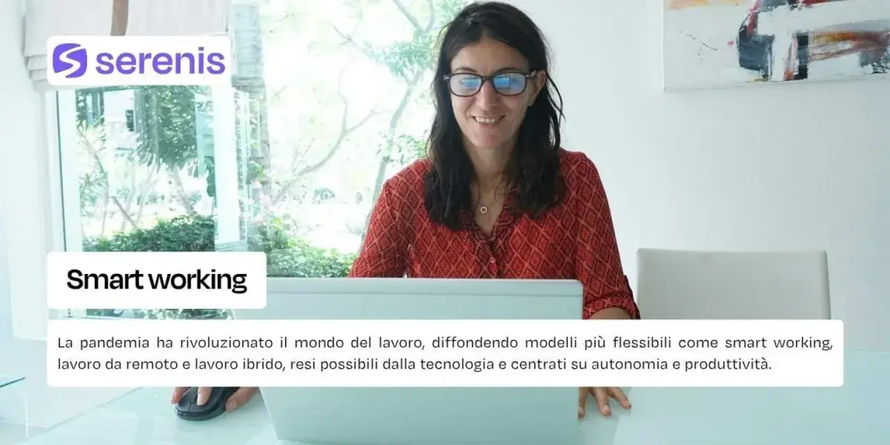 Donna sorridente al computer, simbolo di smart working e del nuovo significato di lavoro da remoto.