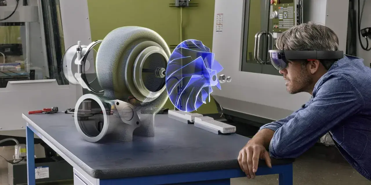 Un uomo con visore AR studia un ologramma di un turbocompressore, esplorando il suo significato tecnologico in officina.