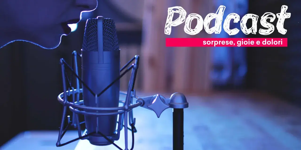 Un microfono professionale pronto per registrare un podcast: "Sorprese, gioie e dolori".