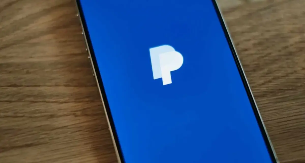 Schermo di uno smartphone con il logo PayPal su sfondo blu. Un modo semplice per aggiungere PayPal a Google Pay.