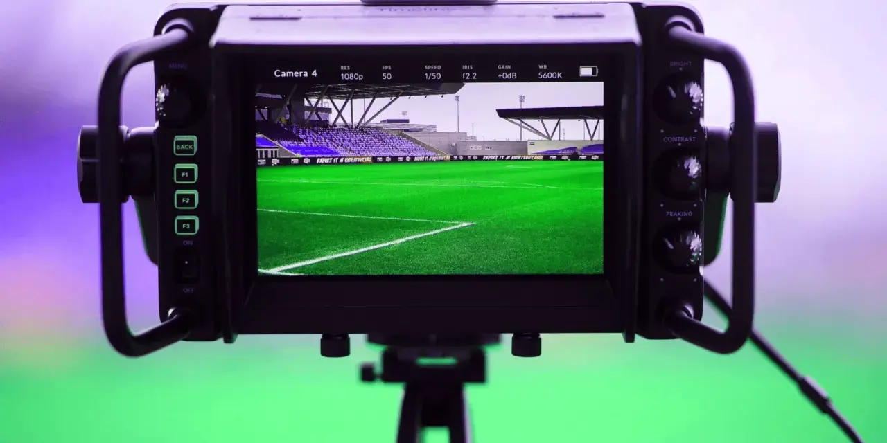 Monitor di ripresa inquadra uno stadio di calcio. La legge anti pezzotto protegge i diritti d'autore, ma la passione per lo sport non si ferma.