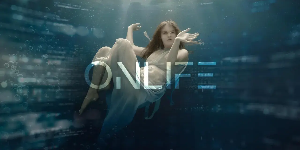 Donna galleggia in acqua, circondata da bolle e dati digitali. Il testo "ONLIFE" evoca il significato di una vita connessa tra reale e virtuale.