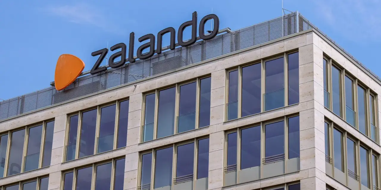 Edificio moderno con logo Zalando. Il fatturato dell'azienda è in crescita, riflettendo il successo del suo modello di business.