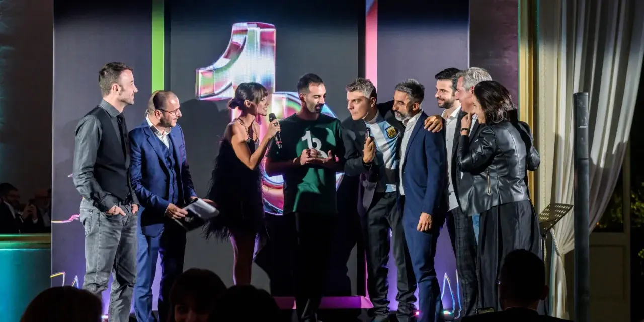 Sul palco dei TikTok Awards, un gruppo di persone celebra un momento speciale.
