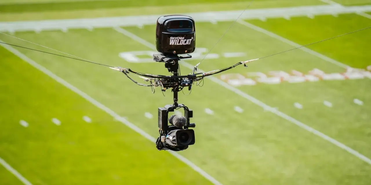Skycam Wildcat, una telecamera volante, cattura ogni azione sul campo, dimostrando la tecnologia nello sport.