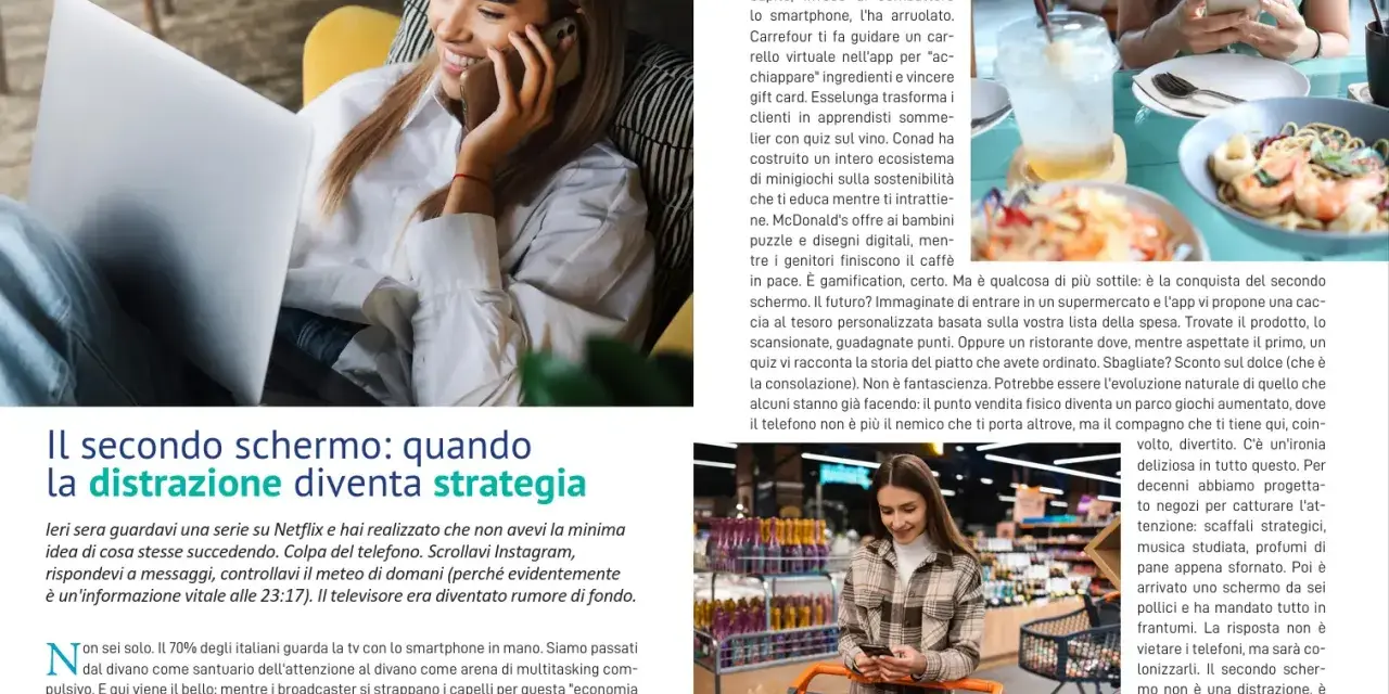 Ragazza sorride mentre parla al telefono e guarda un laptop. Il secondo schermo è una strategia vincente.
