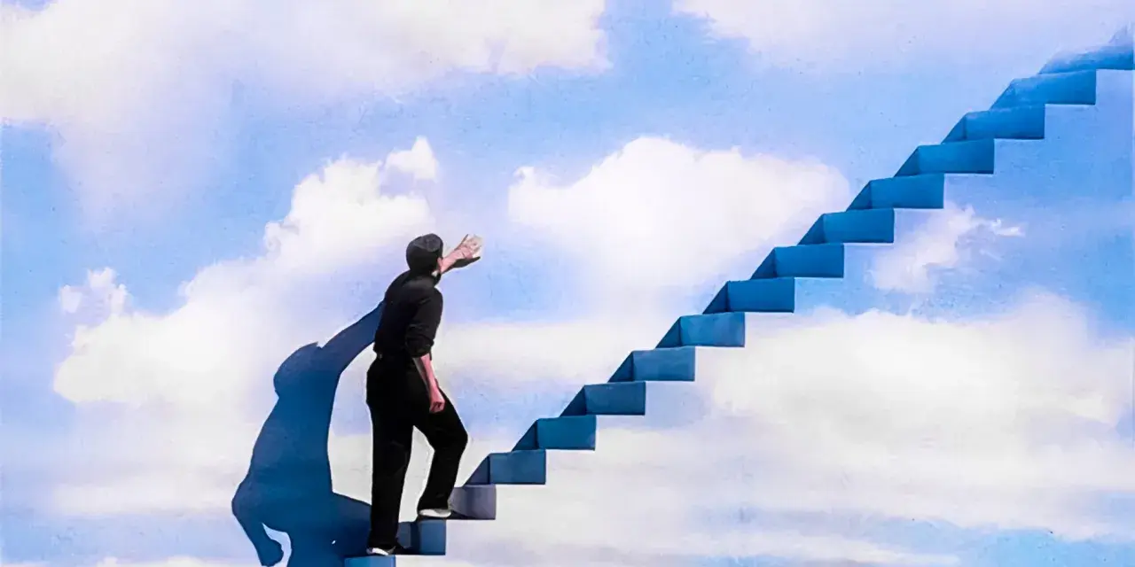 Un uomo in nero sale una scala blu verso il cielo, un'immagine che evoca le riflessioni su "The Truman Show" e la ricerca della verità.
