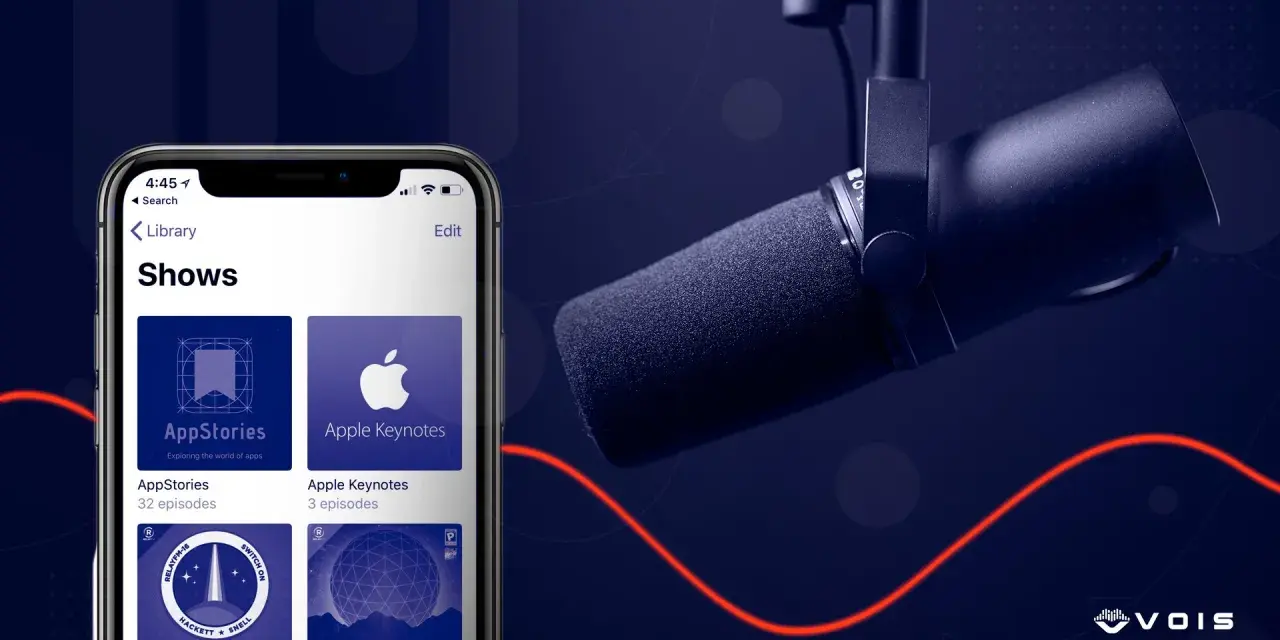 Microfono da podcast e interfaccia di un'app per ascoltare "AppStories" e "Apple Keynotes". L'etimologia del podcast è esplorata in ogni episodio.