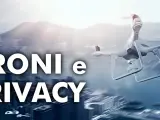 Un drone sorvola una città sfocata, sollevando interrogativi su droni e privacy.