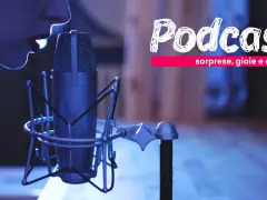 Un microfono professionale pronto per registrare un podcast: "Sorprese, gioie e dolori".