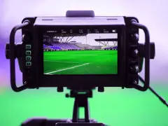 Monitor di ripresa inquadra uno stadio di calcio. La legge anti pezzotto protegge i diritti d'autore, ma la passione per lo sport non si ferma.