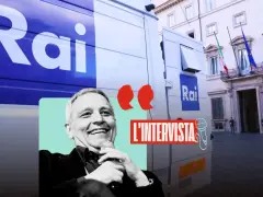 Uomo sorridente con microfono, furgoni Rai e palazzo istituzionale. L'intervista è al centro, ma la censura Rai aleggia.