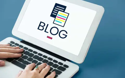 Mani che digitano su un laptop con la parola "BLOG" e un'icona di documenti stilizzati. Scopri il blog personale significato.