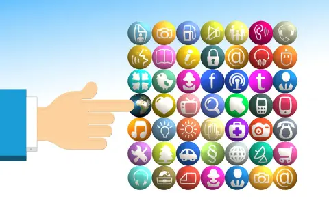 Un dito punta verso la Terra, simboleggiando la scelta di un **media buyer** tra innumerevoli icone di app e servizi digitali.