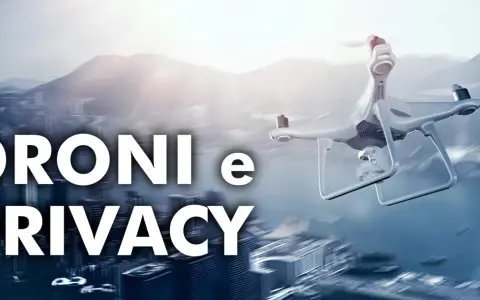 Un drone sorvola una città sfocata, sollevando interrogativi su droni e privacy.