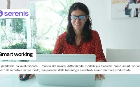Donna sorridente al computer, simbolo di smart working e del nuovo significato di lavoro da remoto.