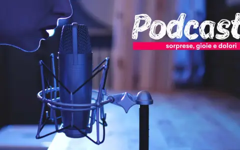 Un microfono professionale pronto per registrare un podcast: "Sorprese, gioie e dolori".