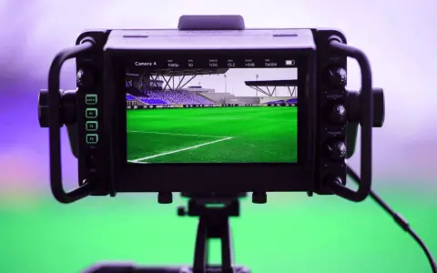 Monitor di ripresa inquadra uno stadio di calcio. La legge anti pezzotto protegge i diritti d'autore, ma la passione per lo sport non si ferma.
