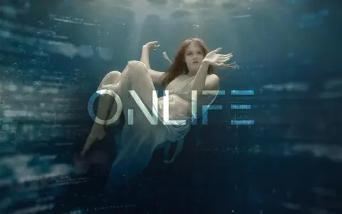 Donna galleggia in acqua, circondata da bolle e dati digitali. Il testo "ONLIFE" evoca il significato di una vita connessa tra reale e virtuale.