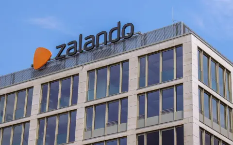 Edificio moderno con logo Zalando. Il fatturato dell'azienda è in crescita, riflettendo il successo del suo modello di business.