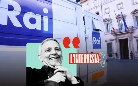 Uomo sorridente con microfono, furgoni Rai e palazzo istituzionale. L'intervista è al centro, ma la censura Rai aleggia.