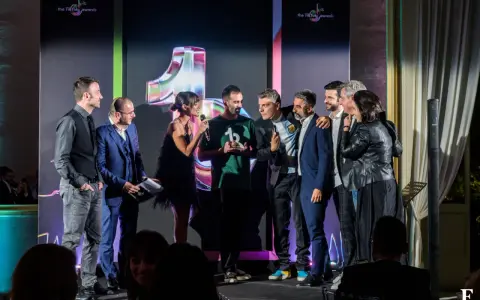 Sul palco dei TikTok Awards, un gruppo di persone celebra un momento speciale.