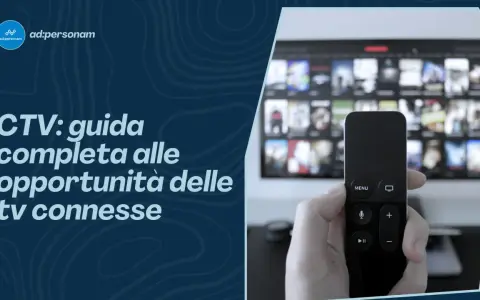 Guida completa al CTV, significato e opportunità delle tv connesse. Telecomando in mano davanti a uno schermo pieno di contenuti.