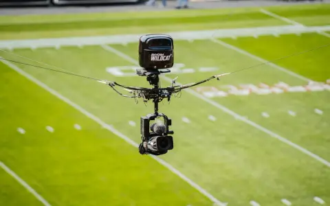 Skycam Wildcat, una telecamera volante, cattura ogni azione sul campo, dimostrando la tecnologia nello sport.