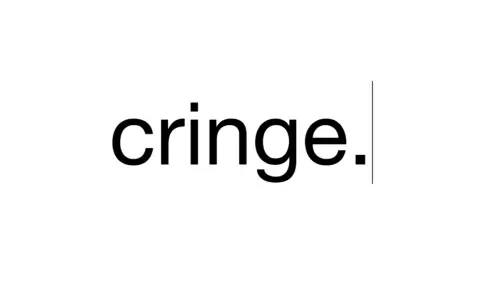 La parola "cringe" scritta in nero su sfondo bianco, con un cursore lampeggiante accanto. Il suo significato in italiano è imbarazzo.
