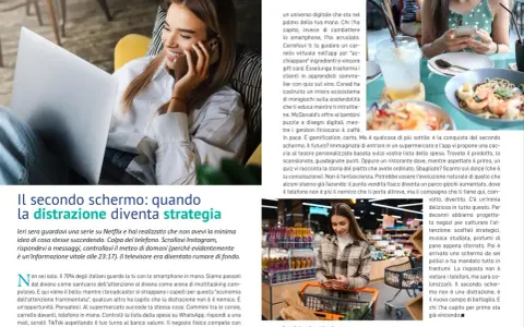 Ragazza sorride mentre parla al telefono e guarda un laptop. Il secondo schermo è una strategia vincente.