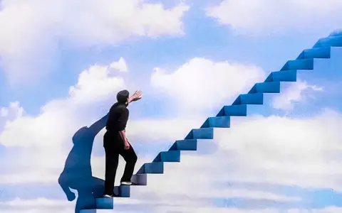 Un uomo in nero sale una scala blu verso il cielo, un'immagine che evoca le riflessioni su "The Truman Show" e la ricerca della verità.