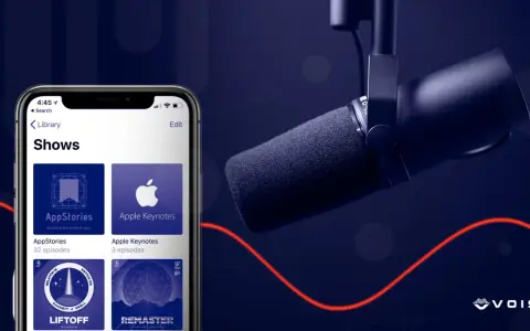 Microfono da podcast e interfaccia di un'app per ascoltare "AppStories" e "Apple Keynotes". L'etimologia del podcast è esplorata in ogni episodio.