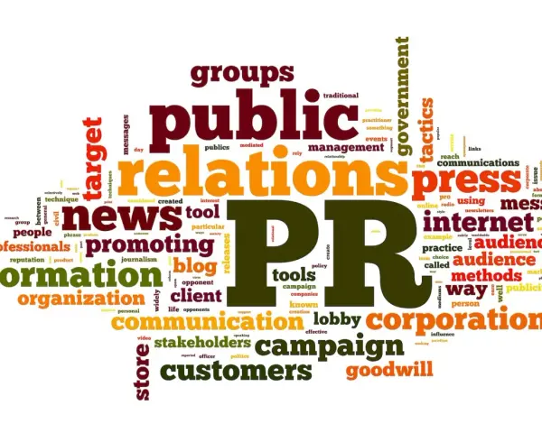 La nuvola di parole illustra il significato di PR, con termini come "pubbliche relazioni", "comunicazione", "campagna", "messaggio", "internet", "audience" e "clienti".