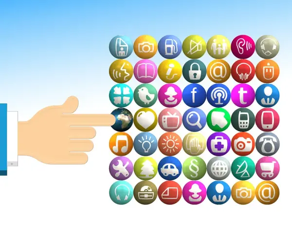 Un dito punta verso la Terra, simboleggiando la scelta di un **media buyer** tra innumerevoli icone di app e servizi digitali.
